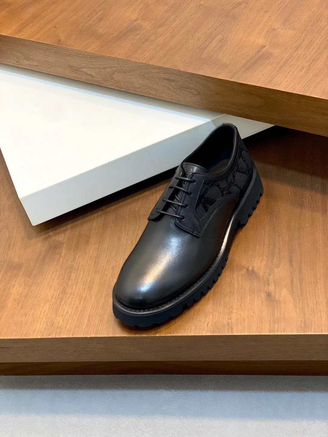Men's shoes 💰740 VALENTINO Valentino's new men's fashionable casual leather shoes. These leather shoes are made of imported cowhide leather uppers, dyed calfskin lining and calfskin insoles. The upper foot is soft, comfortable and breathable. Comes with complete packaging in the original box! Visible details and quality. Size: 39-44 (customized at 38.45.46)